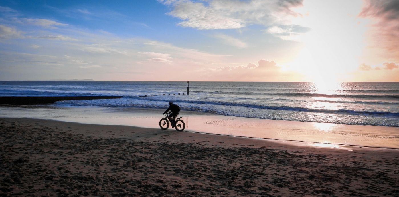 Faire du vélo sur la plage - Nick Fewings nick-fewings-voyage-velo-velodyssee.jpg