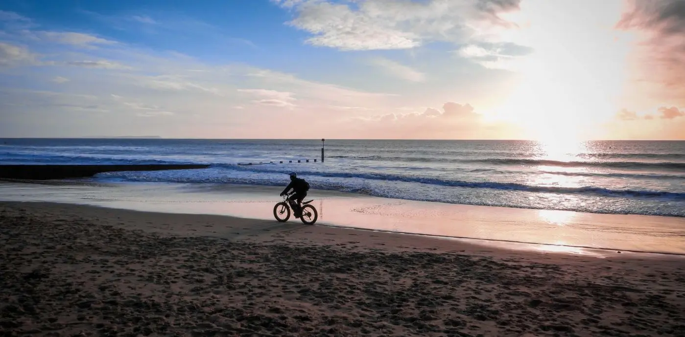 Faire du vélo sur la plage - Nick Fewings nick-fewings-voyage-velo-velodyssee.jpg